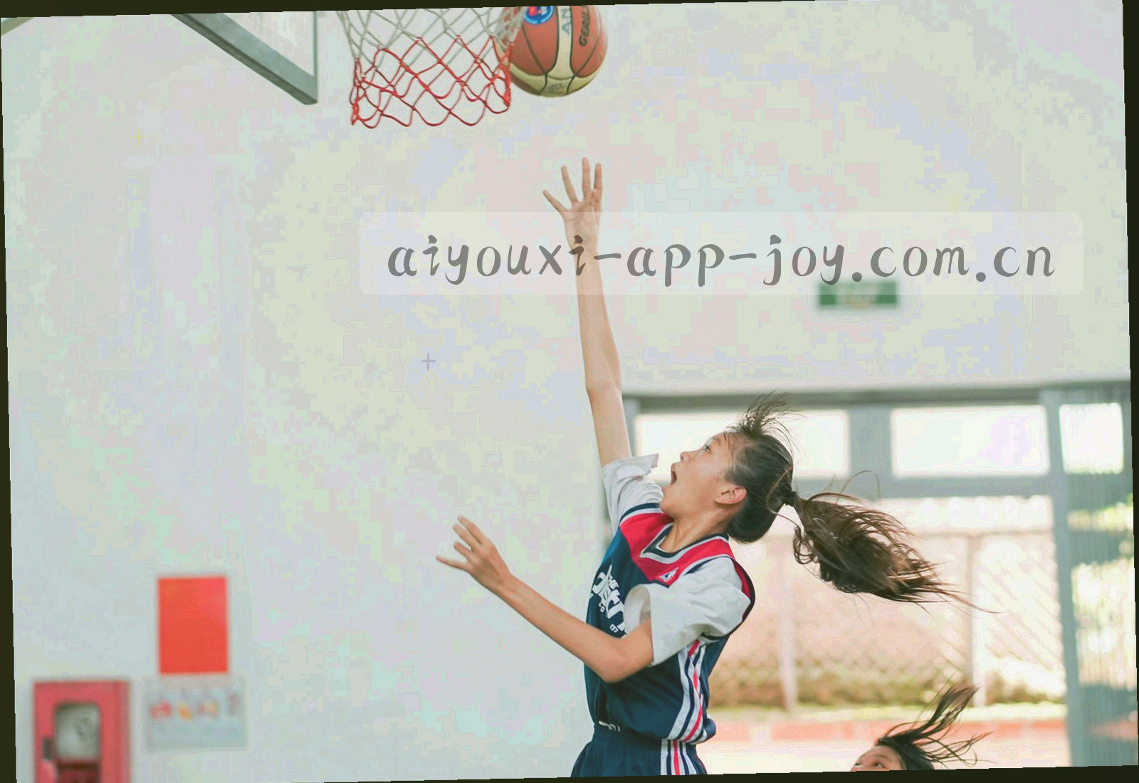夜间球场灯光与手机赛事界面的合成画面，赛程列表与关注入口同时呈现